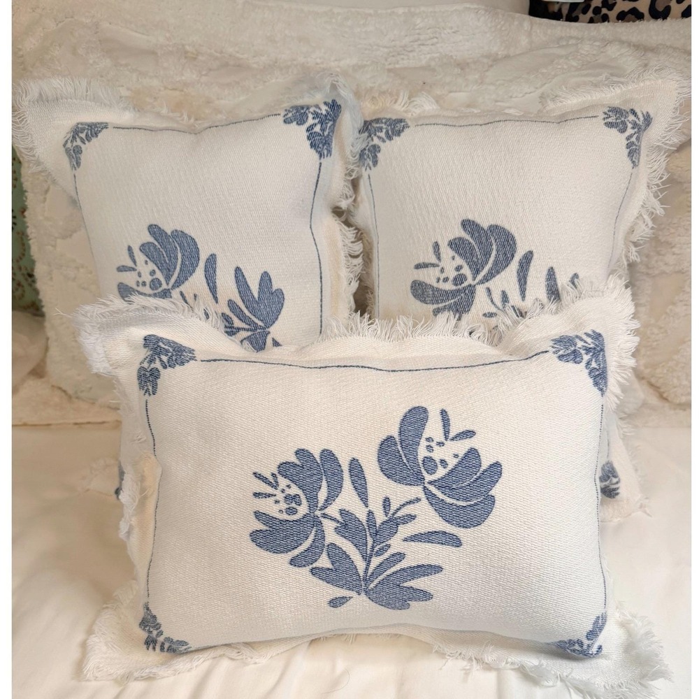 Unbranded Floral Throw Pillows Set of 3 OS White Blue Excellent Frayed Fringe